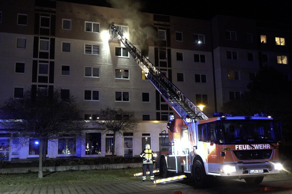 Feuerwehreinsatz im Leipziger Stadtteil Paunsdorf. In einem Mehrfamilienhaus war es in der Nacht zu Donnerstag zu einem Wohnungsbrand gekommen.