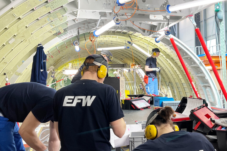 Neben handwerklichem Geschick ist bei den Elbe Flugzeugwerken auch Teamgeist gefragt.