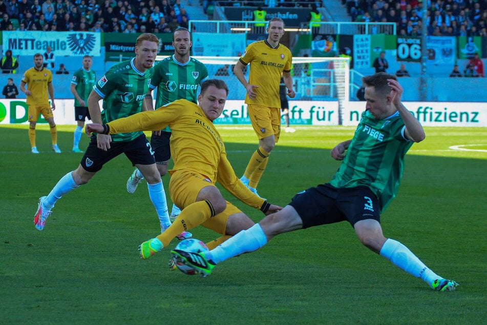 Das Hinspiel in Münster endete 2:2, es war extrem umkämpft - wie hier zwischen Jakob Lemmer (25) und Paul Jäckel (27, r.). Lemmer hat seine Sperre abgesessen, darf wieder ran.
