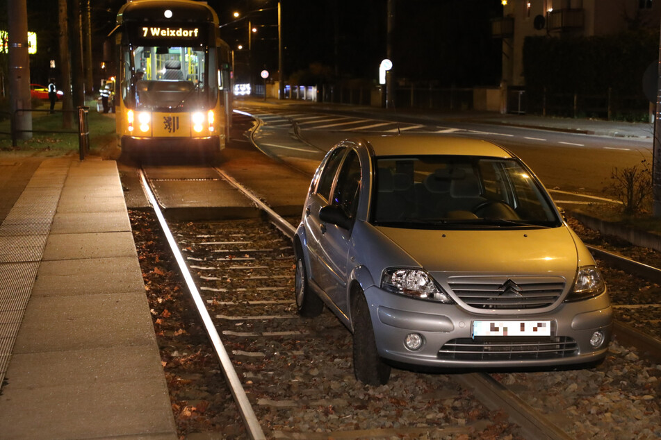 Unfall in Dresden-Klotzsche: Citroen fährt ins Gleisbett und blockiert die Straßenbahn