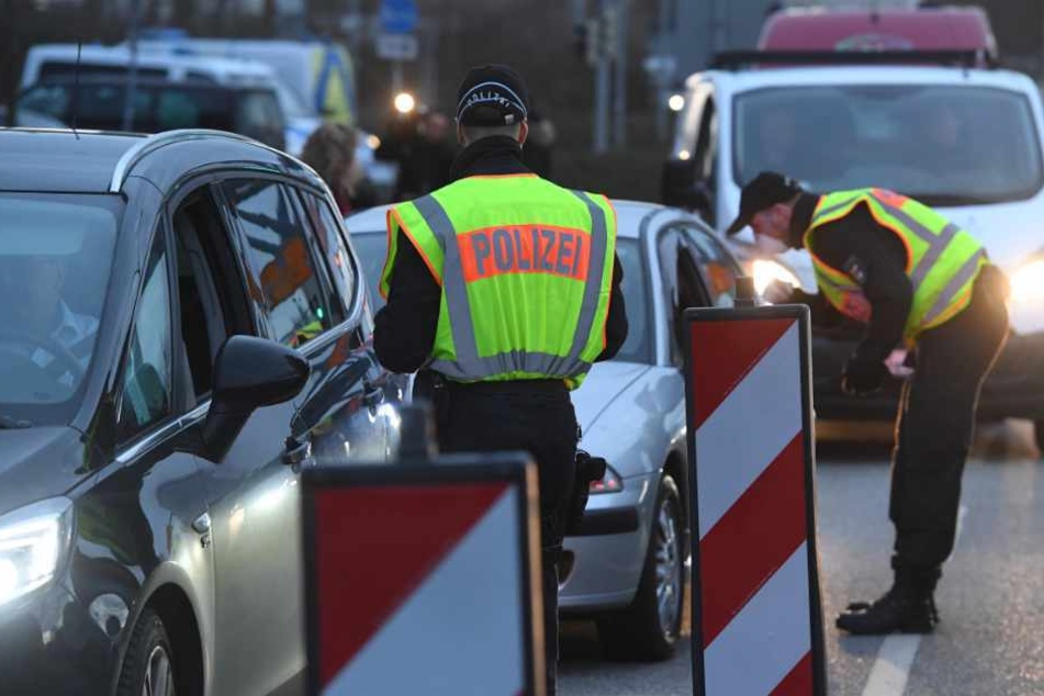 Die Polizei kontrolliert Autofahrer an der Zufahrt auf die Insel Rügen.