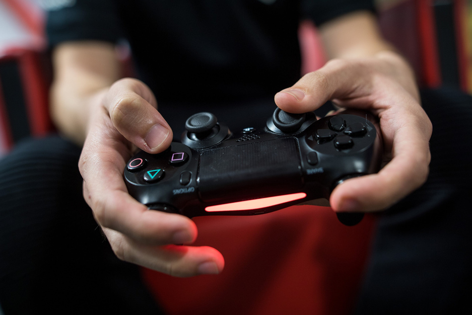 Seit dem Ausbruch der Corona-Krise verbringen deutlich mehr Nutzer ihre Zeit an Gaming-Geräten - das machen sich auch Extremisten zu Nutzen. (Symbolbild)