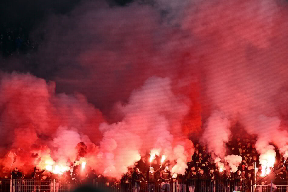 Um sich zu solidarisieren, verließen auch die Fans von Bayer 04 Leverkusen im Laufe der ersten Halbzeit die BayArena.