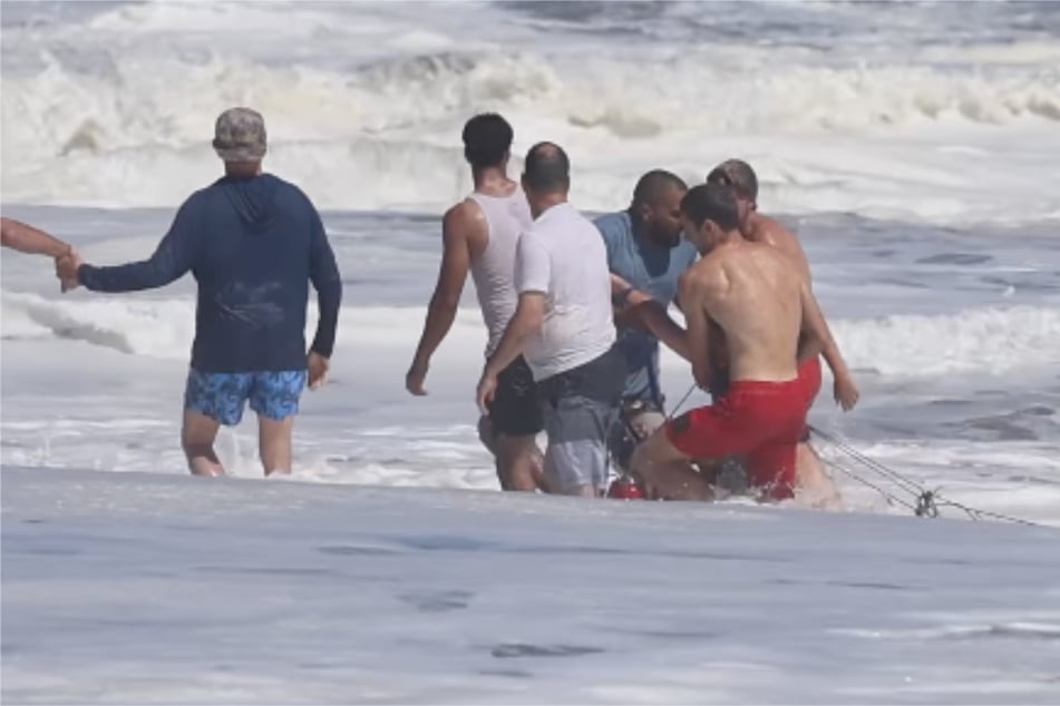 Mehrere Badegäste eilten ins Wasser, um bei der Rettung des Jungen zu helfen.