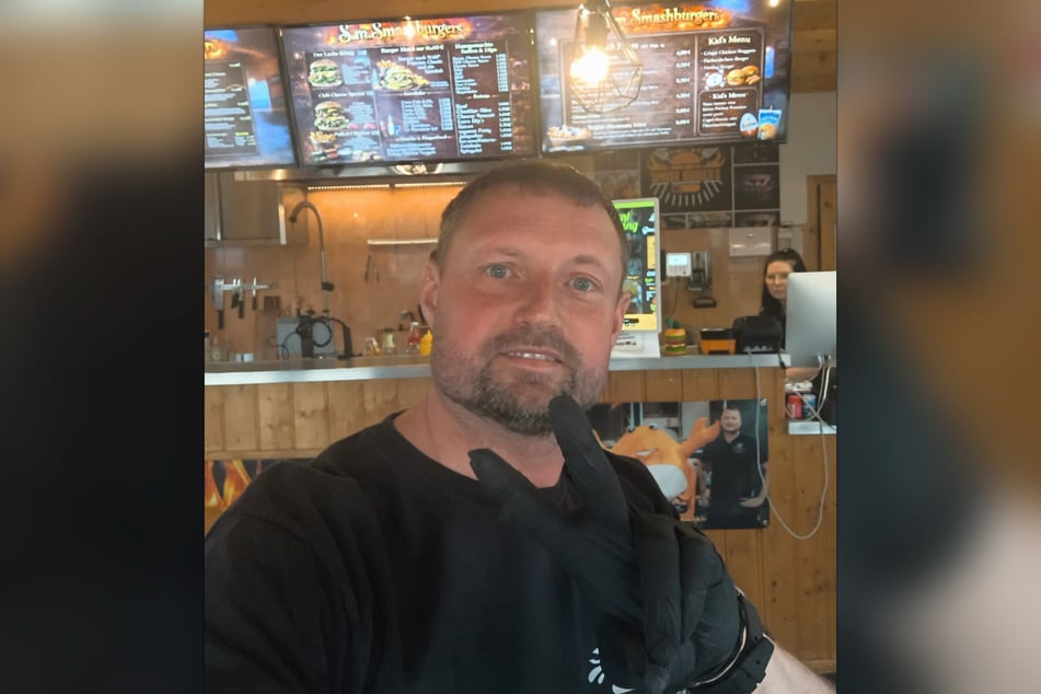 Steve Meinicke eröffnete seinen Laden 2023 und steht teilweise selbst hinterm Grill und bereitet die beliebten Smash Burger zu.