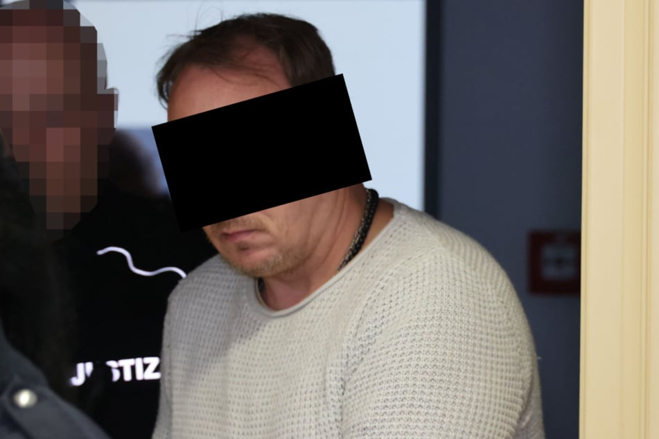 Jaroslav K. (48) muss sich aktuell vor Gericht verantworten. Er hatte im März 2025 eine Bekannte (46) mit einem Ziegelstein erschlagen.