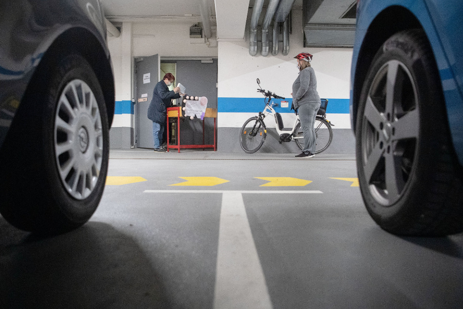 Der Mann hatte sich augenscheinlich häuslich in dem Auto eingerichtet (Symbolfoto).