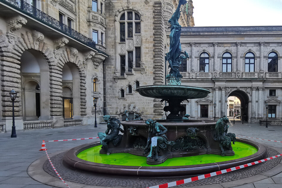 Darum ist das Wasser im Rathausbrunnen plötzlich knallgrün