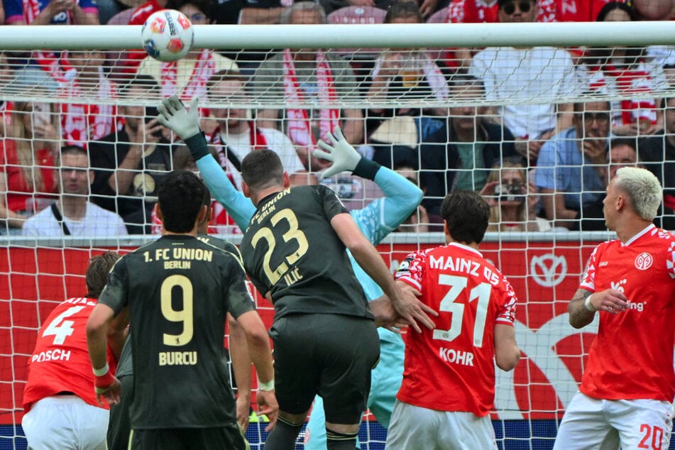 Andrej Ilic (M.) zwingt FSV-Keeper Robin Zentner mit seinem Kopfball zu einer Glanzparade.