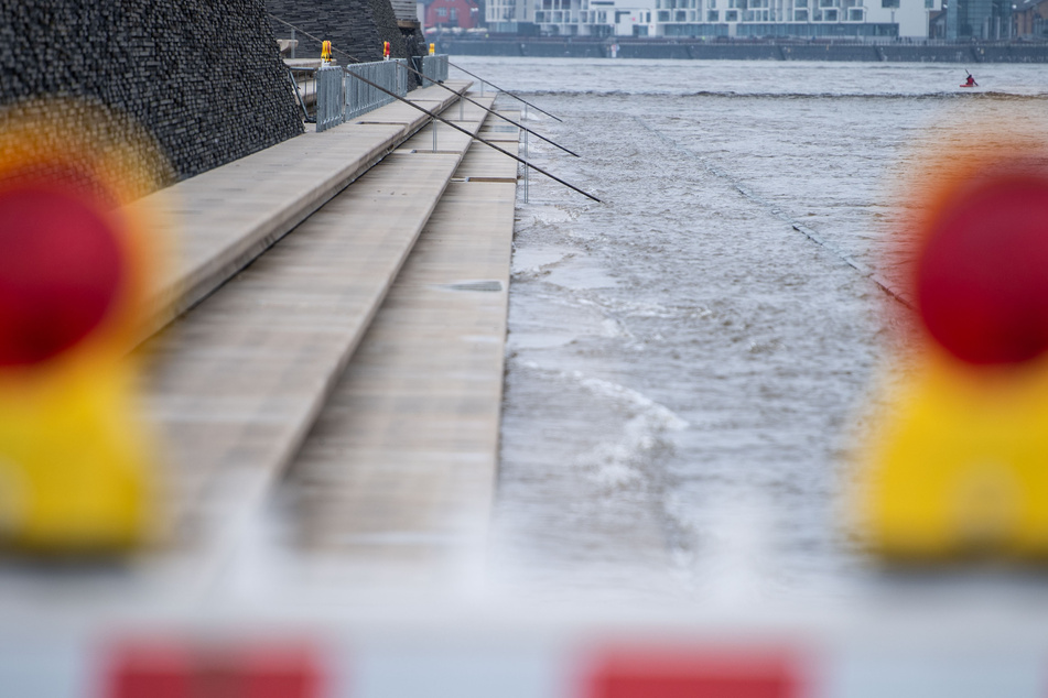 In Nordrhein-Westfalen sind die Rhein-Pegelstände am Samstag weiter gestiegen. In Köln schwappte das Wasser über die Treppen des gesperrten Rheinboulevards.