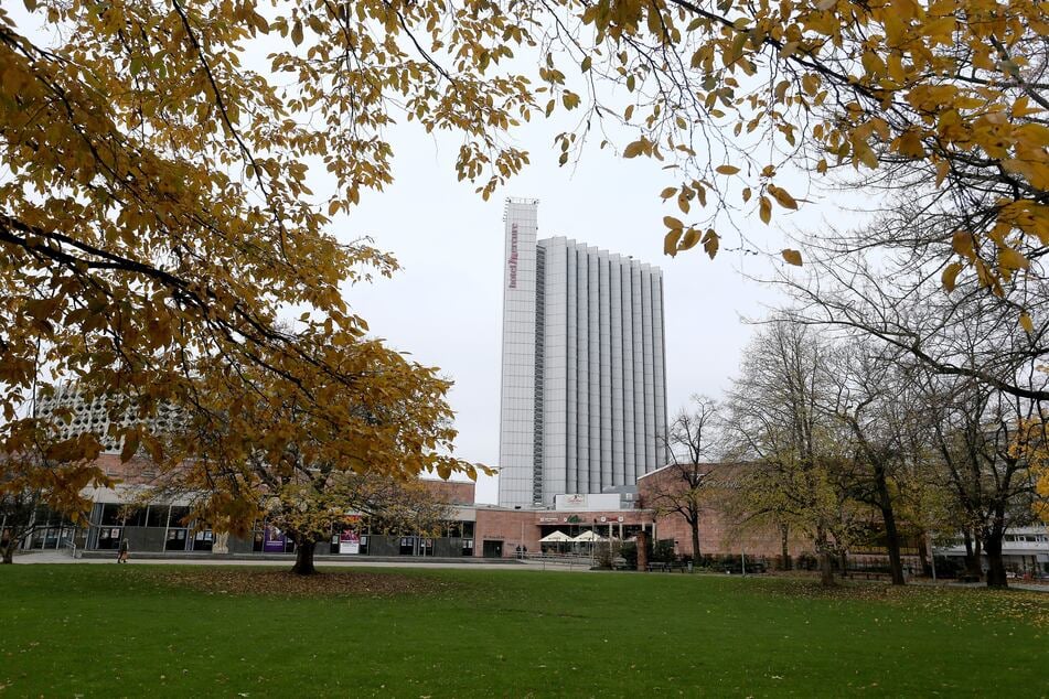 2017 prägte der pinke Schriftzug "Mercure Hotel" das Gebäude.