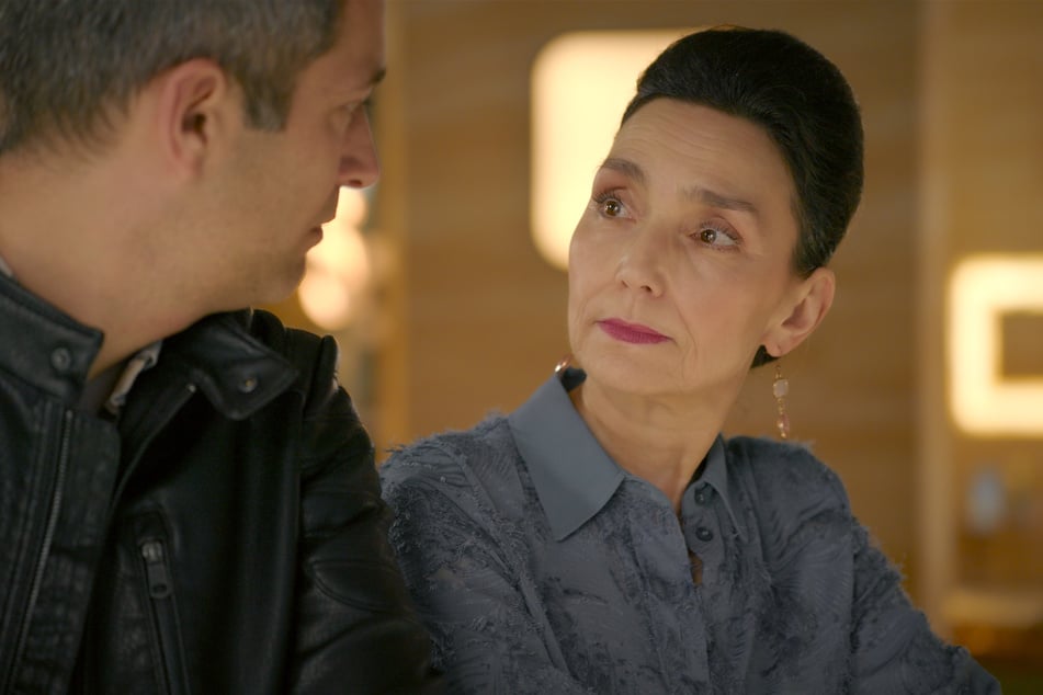 Simone (Tatjana Clasing, 62) versucht Dragan (Florian Thunemann, 45) klarzumachen, dass er mit Isabelle über seinen Sohn Nick sprechen muss.