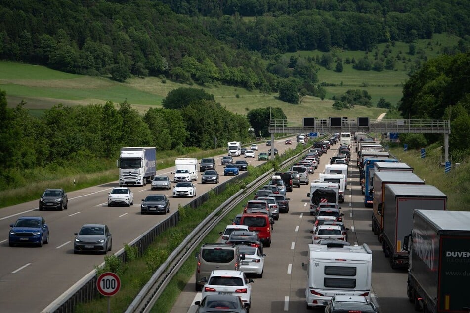 Autofahrerinnen und Autofahrer müssen sich auf besonders viel Verkehr einstellen und auch etwas Geduld mitbringen.