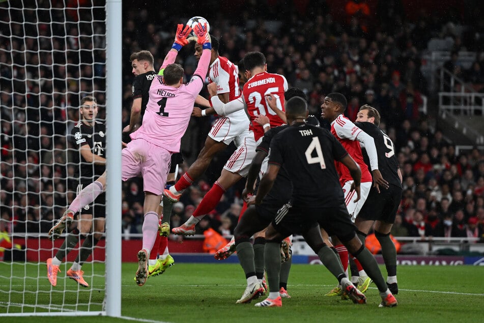 Jurriën Timber (oben, r.) trifft zum 1:0. Auch hier sah Manuel Neuer nicht gut aus.