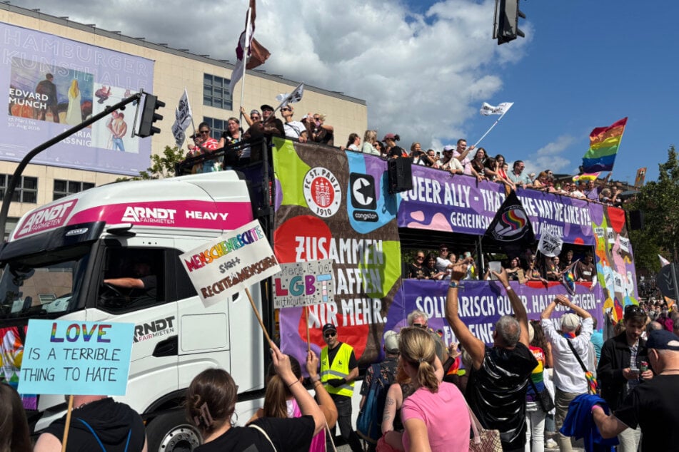 Am Mittag war der FC St. Pauli mit einem eigenen Truck beim CSD in Hamburg mit dabei.