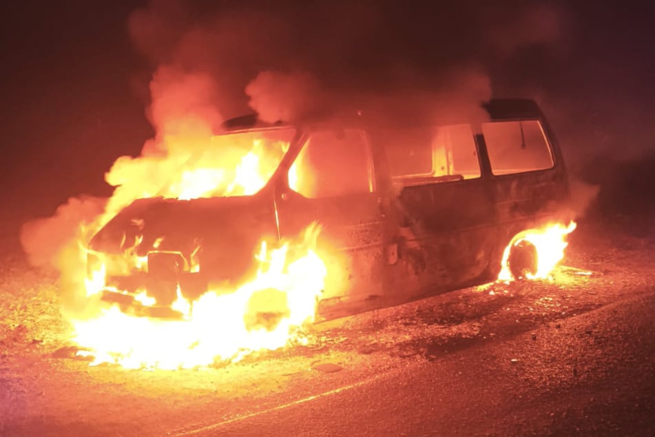 In Celle hat am frühen Sonntagmorgen ein Transporter lichterloh gebrannt.