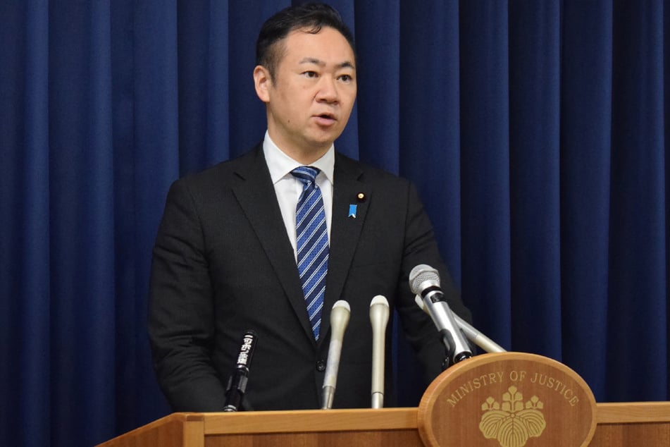 Japans Justizminister Keisuke Suzuki (48) auf einer Pressekonferenz.