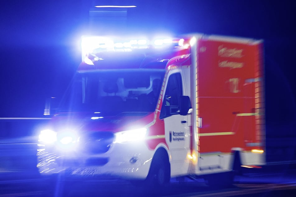 Die Besatzung des Rettungswagens wurde bei dem Unfall am Samstagmorgen verletzt. (Symbolbild)