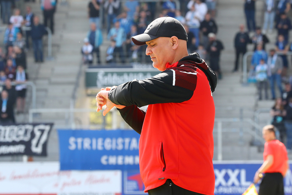 Seine Zeit läuft ab: BAK-Trainer Volkan Uluc (53) zieht am Saisonende Konsequenzen aus den jüngsten Arbeitsverweigerungen seiner Mannschaft.