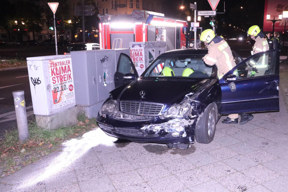 Bei einem Zusammenstoß mit einem Porsche SUV wurde die Front eines Mercedes zerstört.