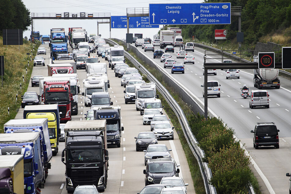 Belastend: Der Schwerverkehr, besonders auf der A 4 um Dresden, hat in den letzten Jahren deutlich zugenommen - nicht ohne Folgen für den Straßenbelag.
