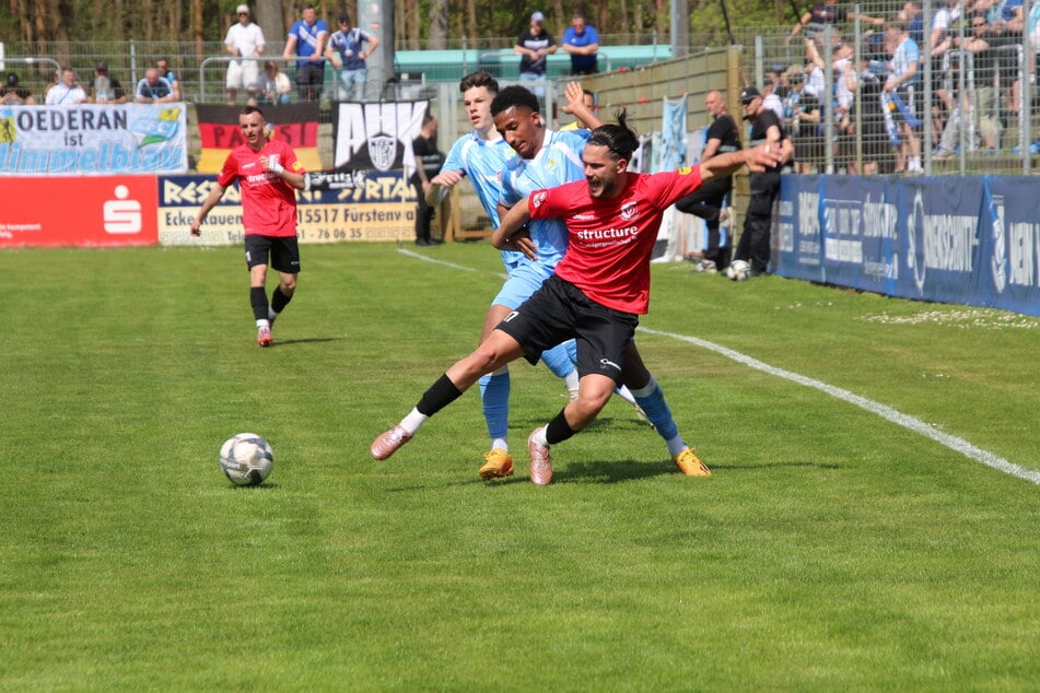 Aaron Mensah, der hier einen Berliner Spieler attackiert, rückte am Sonntag in die Startelf des CFC.