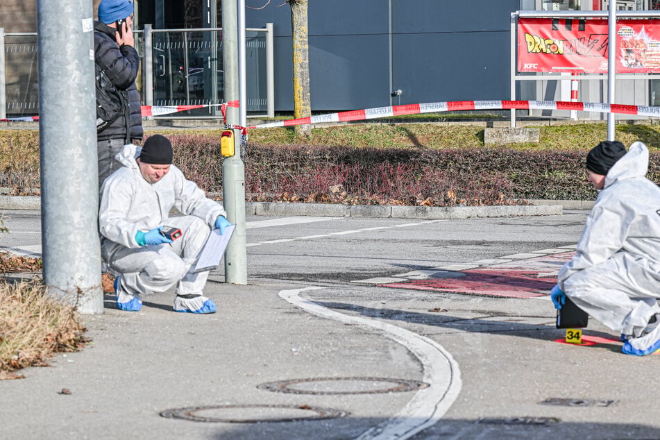 Auch als das Opfer schon am Boden lag, soll der Angreifer noch auf ihn eingestochen haben.