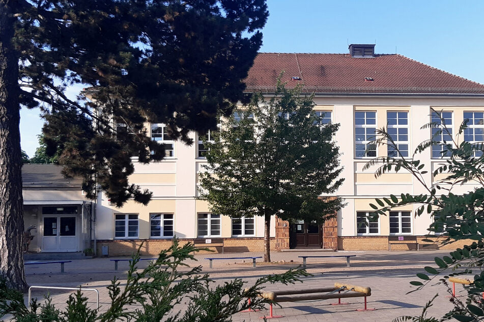 An dieser Grundschule im Stadtteil Holzhausen wurde ein Kind positiv auf das Coronavirus getestet.