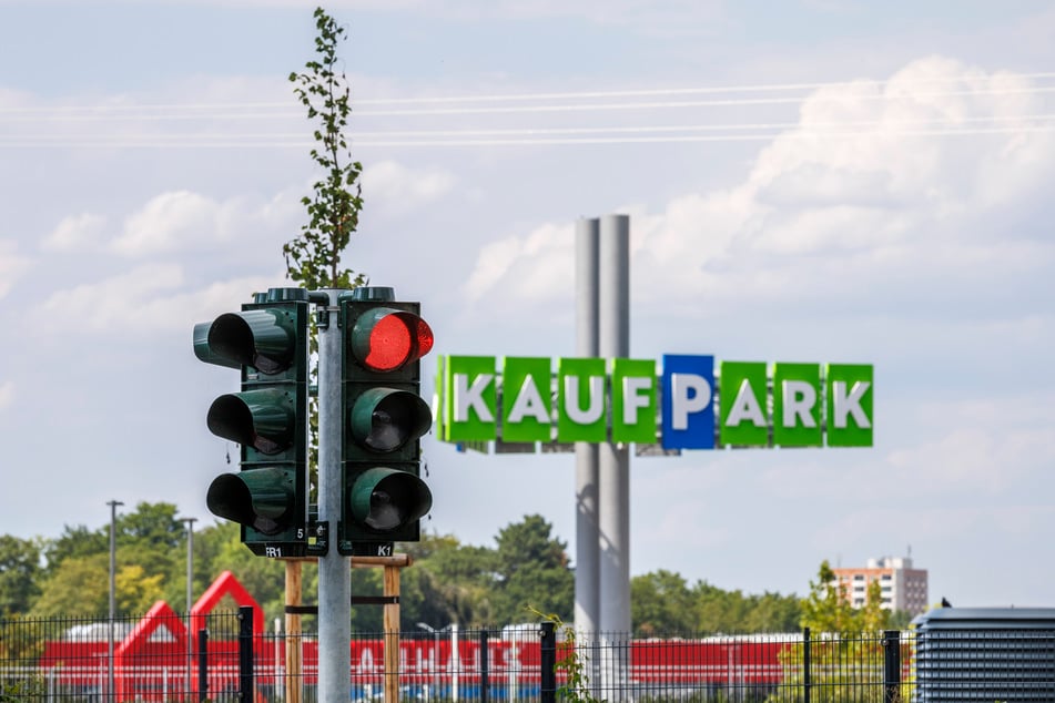 Wie hier an der Einfahrt zum Kaufpark sind zwei Lichtsignalanlagen hinzugekommen.