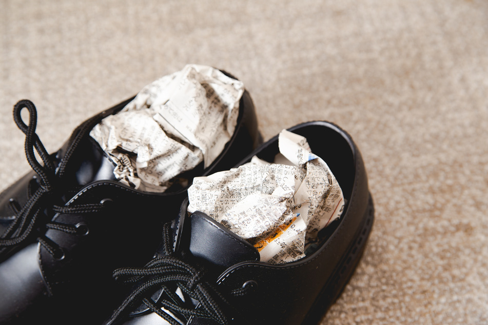 Zum Trocknen sollte man keine Schuhspanner verwenden, da diese den Schuh extrem verformen und untragbar machen können. Besser geeignet ist Zeitungspapier.
