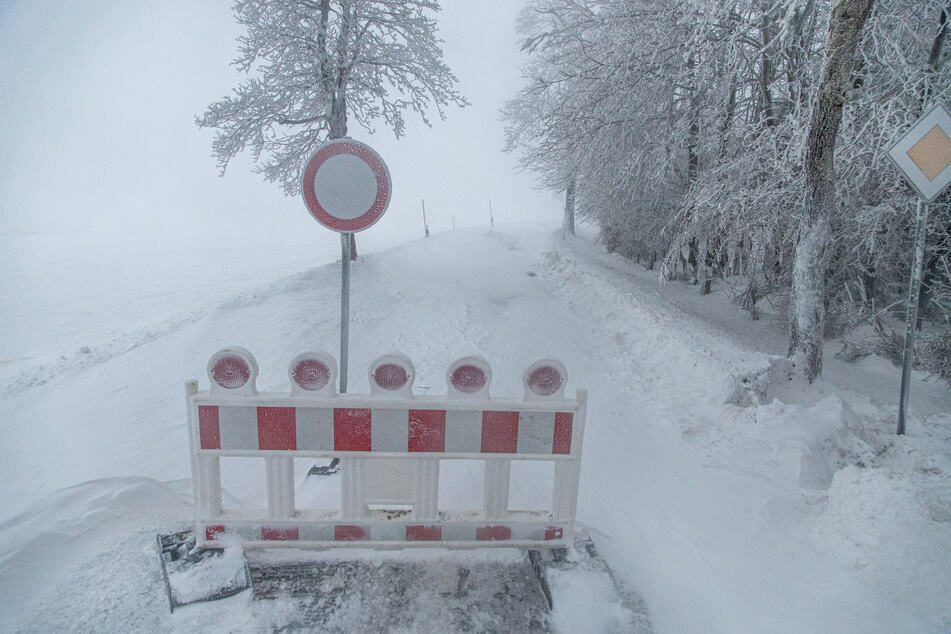 Hier kommt niemand mehr durch! Wegen Schneeverwehungen mussten im Erzgebirge teilweise Straßen gesperrt werden.
