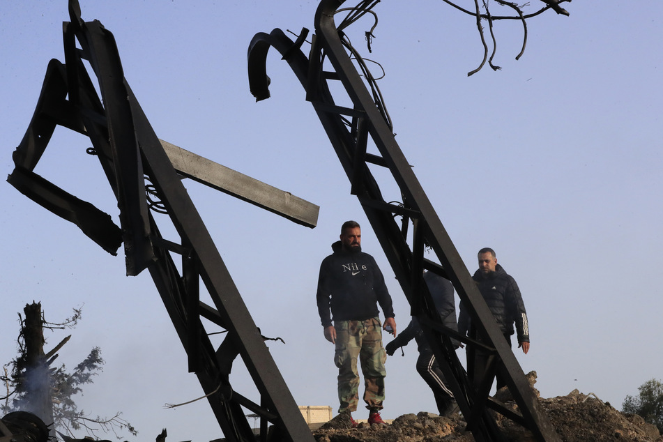 Libanesen überprüfen einen möglicherweise durch einen israelischen Luftangriff zerstörten Transformatormast im Dorf Maaliya im Südlibanon.