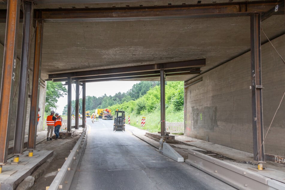 Die beschädigte Autobahnbrücke muss nun wieder instand gesetzt werden.