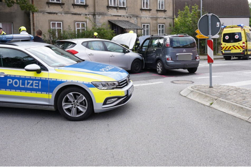 Vorfahrt missachtet: Drei Verletzte nach Kreuzungs-Unfall im Krankenhaus - auch Kind (5) darunter