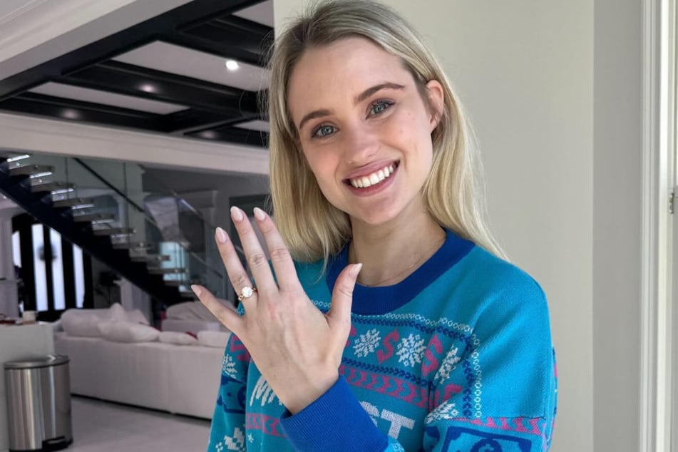 Ring am Finger: Thea Booysen (27) hat sich mit dem erfolgreichen YouTuber "MrBeast" verlobt.