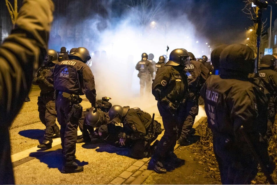Die Polizei setzte sich in Rostock gegen gewaltbereite Demo-Anhänger zur Wehr.