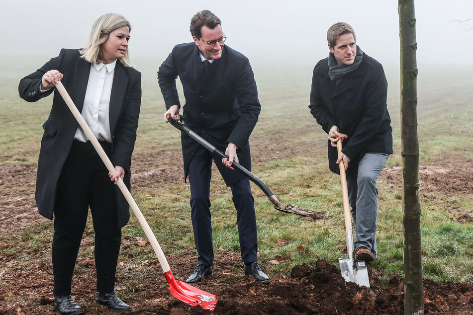 NRW-Ministerpräsident Hendrik Wüst (47, M.) pflanzt zusammen mit Landrat Markus Ramers (36, r.) und Bürgermeisterin Jennifer Meuren den 49. Erinnerungsbaum.