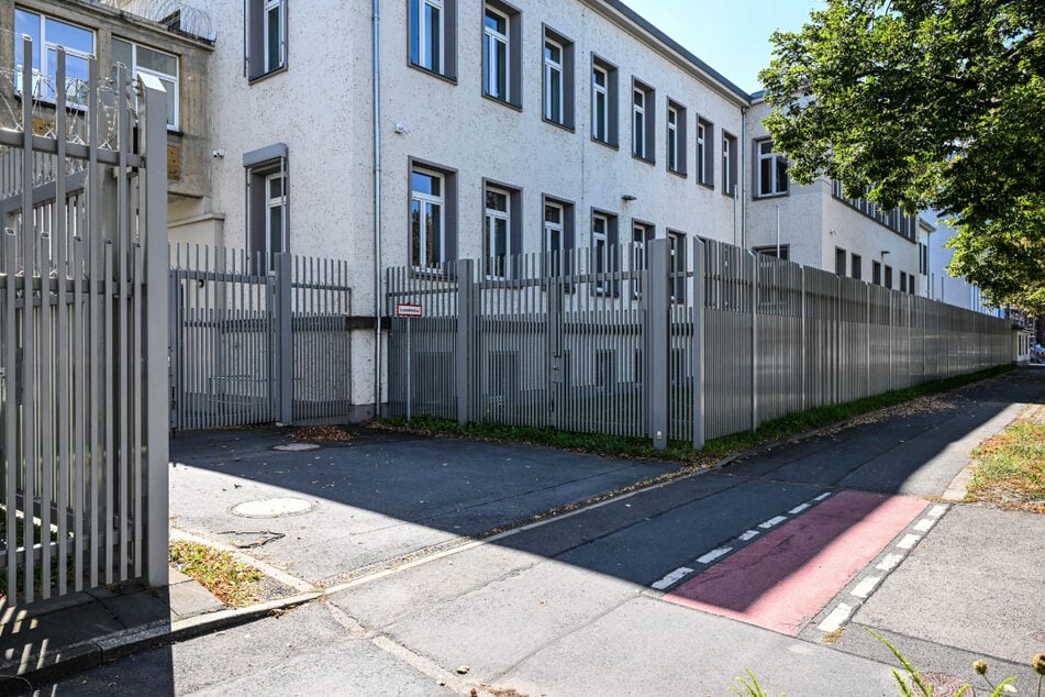 Der Innenminister plant neben dem Landesausreisezentrum in Dresden an der Stauffenbergallee noch ein sekundäres Migrationszentrum einzurichten.