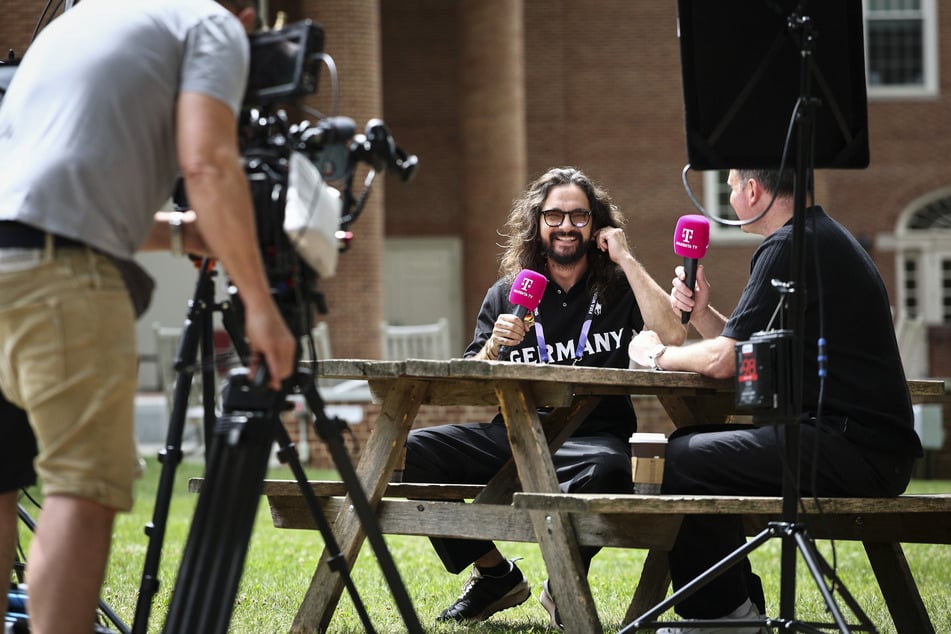 Tom Kaulitz (37, M.) stand während der Fußball-WM 2026 dem Team von MagentaTV als "Praktikant" zur Seite.