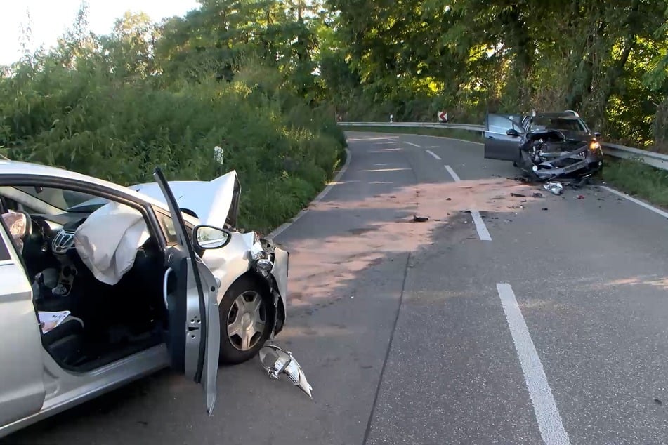 Beide Fahrzeuge mussten abgeschleppt werden.