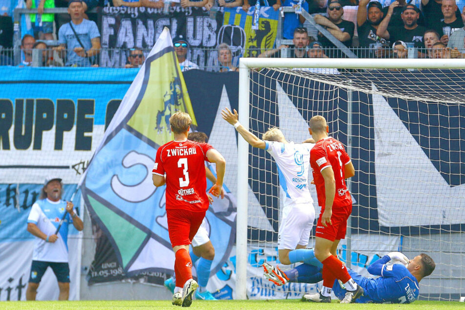 FSV-Keeper Lucas Hiemann (25) schnappt sich vorm heranstürmenden Max Roscher (21) den Ball und sichert damit seinen Zwickauern endgültig drei Punkte gegen den CFC.