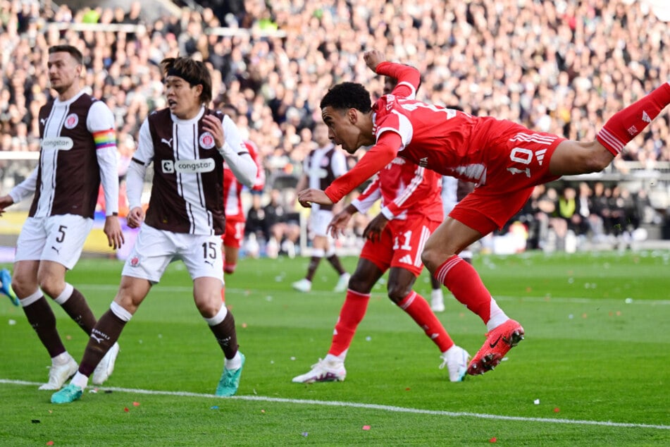 Ausgerechnet Jamal Musiala (r.) traf, wie auch im letzten Spiel am Millerntor 2024 zum 1:0 gegen die Kiezkicker.