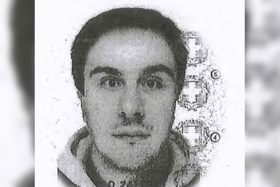 Die Polizei geht davon aus, dass das Foto aus dem gefälschten Pass den Tatverdächtigen zeigt.