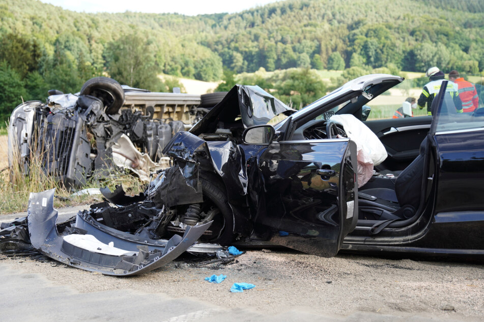 Eine 71-jährige Frau aus dem verunfallten Peugeot (l.) kam bei dem schrecklichen Unfall ums Leben.