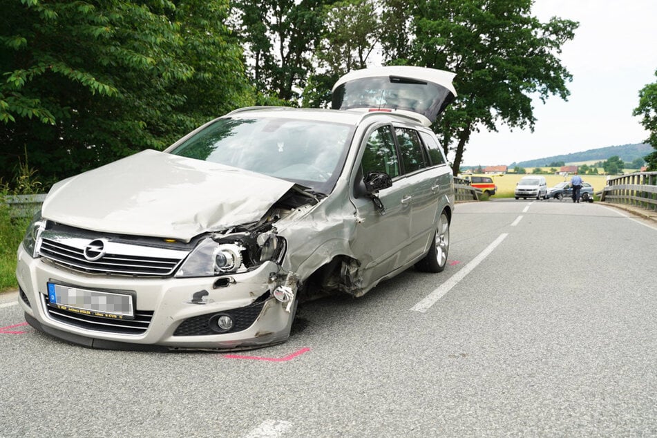 Am Opel entstand riesiger Sachschaden. Das Fahrzeug kam erst Meter nach dem Crash zum Stehen.