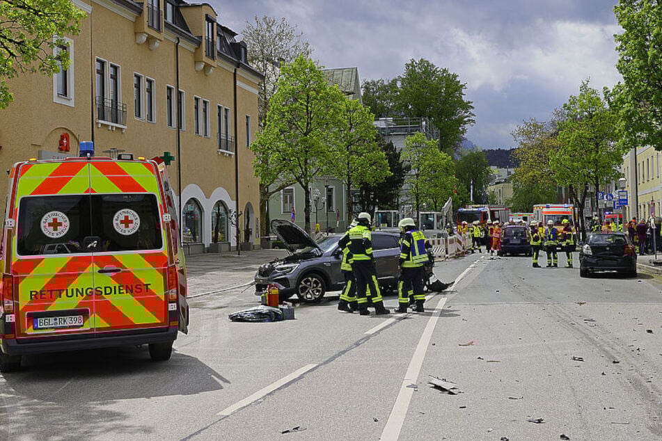 Aufgrund der Anzahl an Betroffenen war ein Großaufgebot an Einsatzkräften nach Bad Reichenhall alarmiert worden.