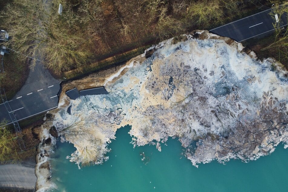 Die Straße sackte in Coesfeld plötzlich ab und brach über Dutzende Meter in eine Quarzgrube ein.