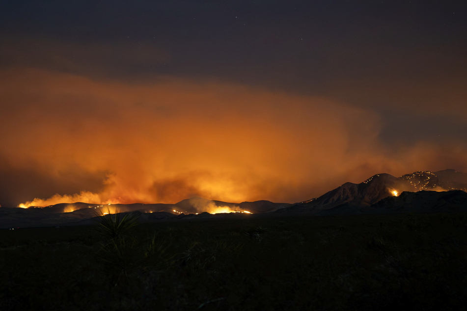 The York wildfire in California has spread into the bordering state of Nevada, spurred on by weather conditions.