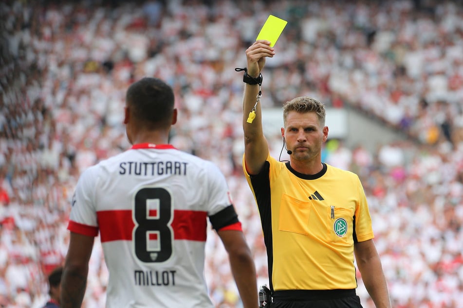 Timo Gerach (37) zeigt dem Stuttgarter Eno Millot die Gelbe Karte. Das Spiel in Stuttgart sorgte für viel Diskussionen.