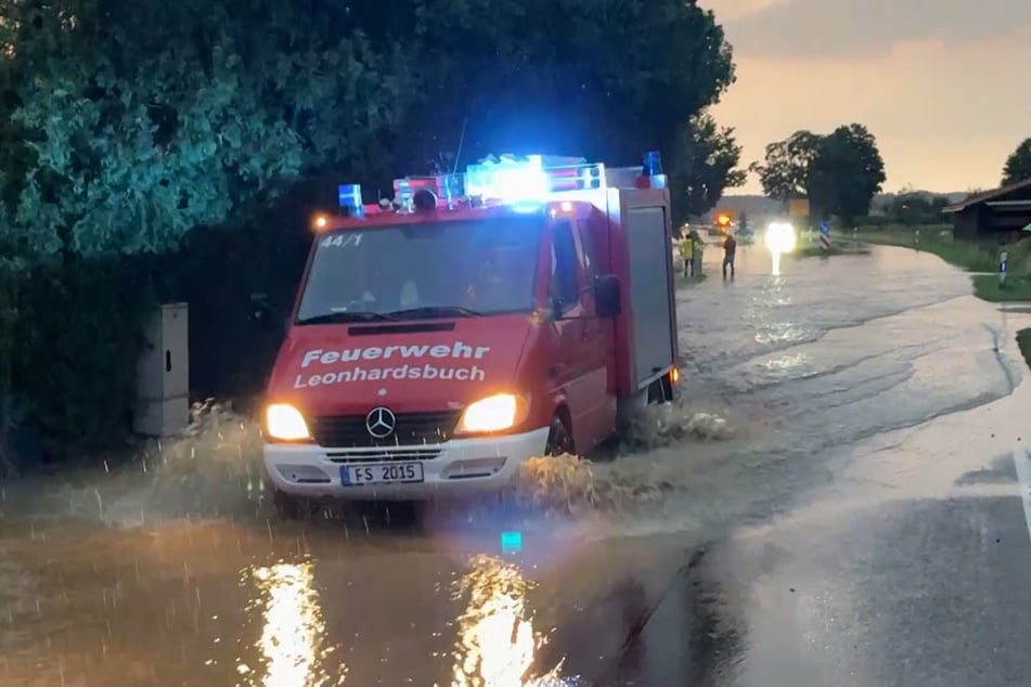 In den Ortschaften Allershausen und Leonhardsbuch im Landkreis Freising wurden die Straßen überschwemmt.